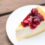 Torcik sernikowy z malinami. Zobacz jak łatwo go przyrządzić!