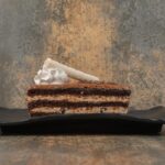 Tort czekoladowy z bezami. Szybki przepis