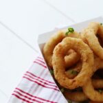 Przepis na krążki cebulowe - idealne na imprezę!