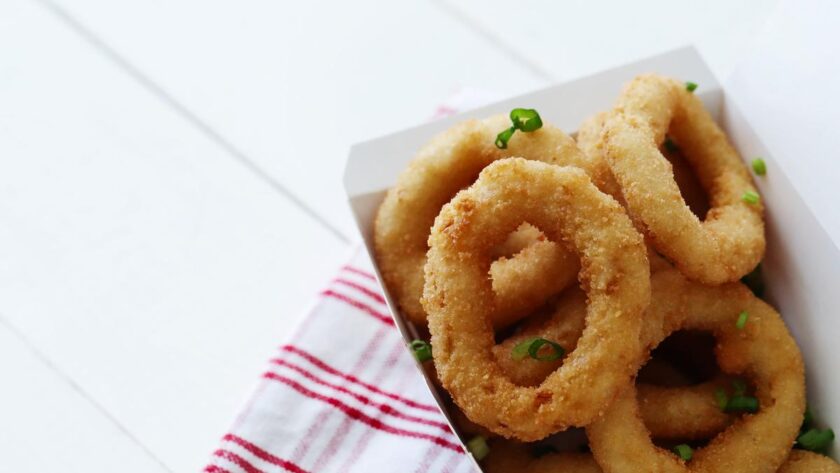 Przepis na krążki cebulowe - idealne na imprezę!